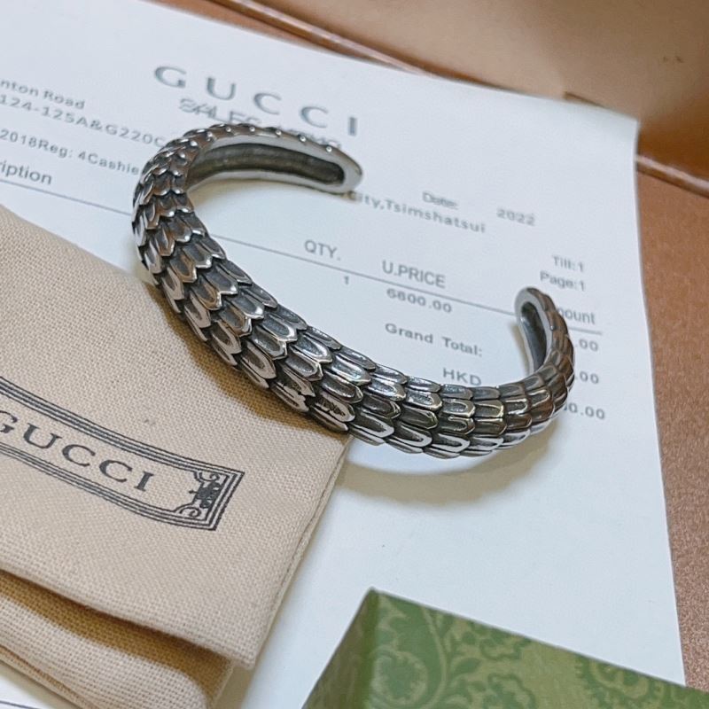 G*u*i bracelets